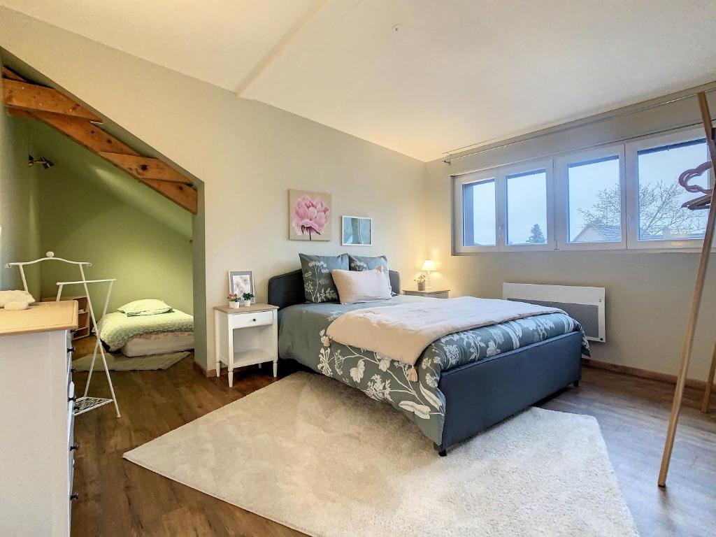 Chambre lumineuse avec lit double du gîte Aux Magnolias