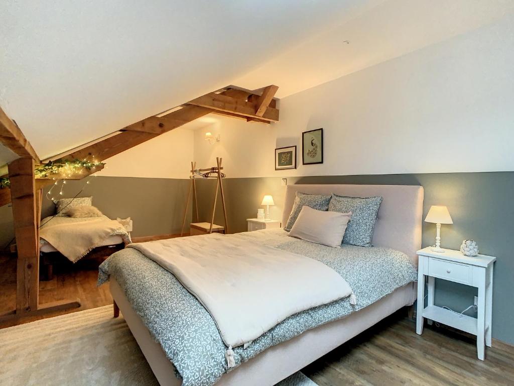 Chambre avec lit double sous les poutres du gîte Aux Magnolias