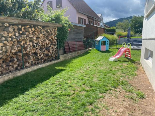 Jardin avec cabane pour enfants au gîte Aux Magnolias