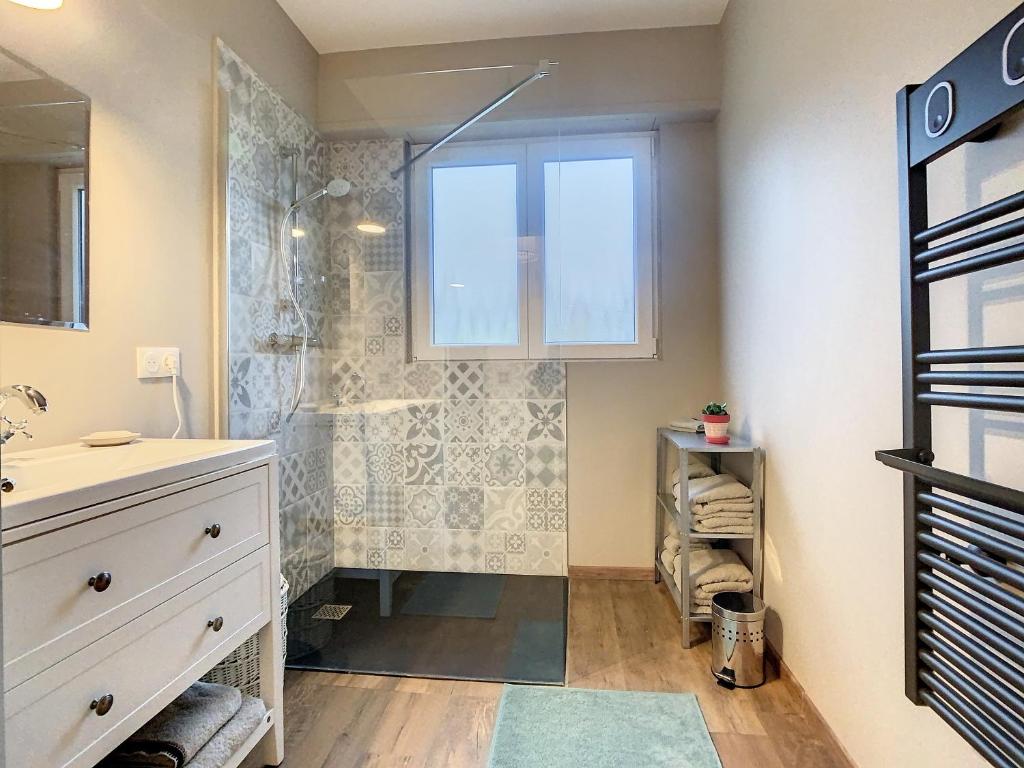 Salle d'eau avec douche du gîte Aux Magnolias
