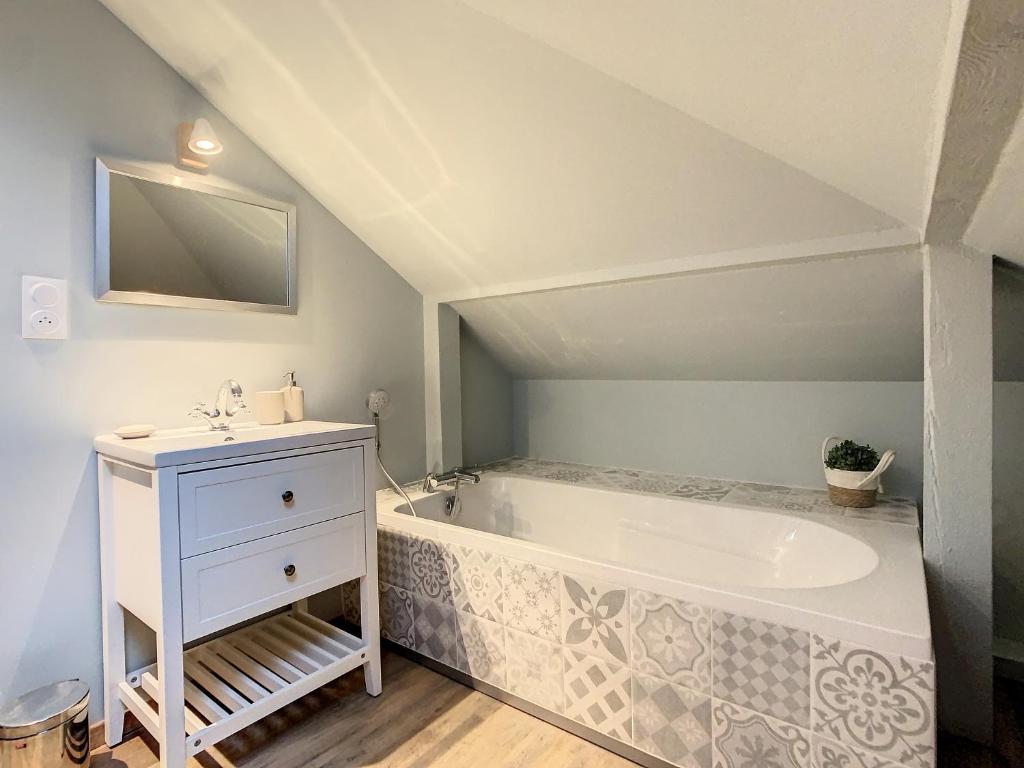 Salle de bain avec baignoire du gîte Aux Magnolias