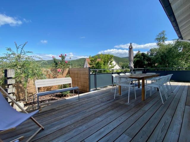 Terrasse avec vue sur les montagnes au gîte Aux Magnolias