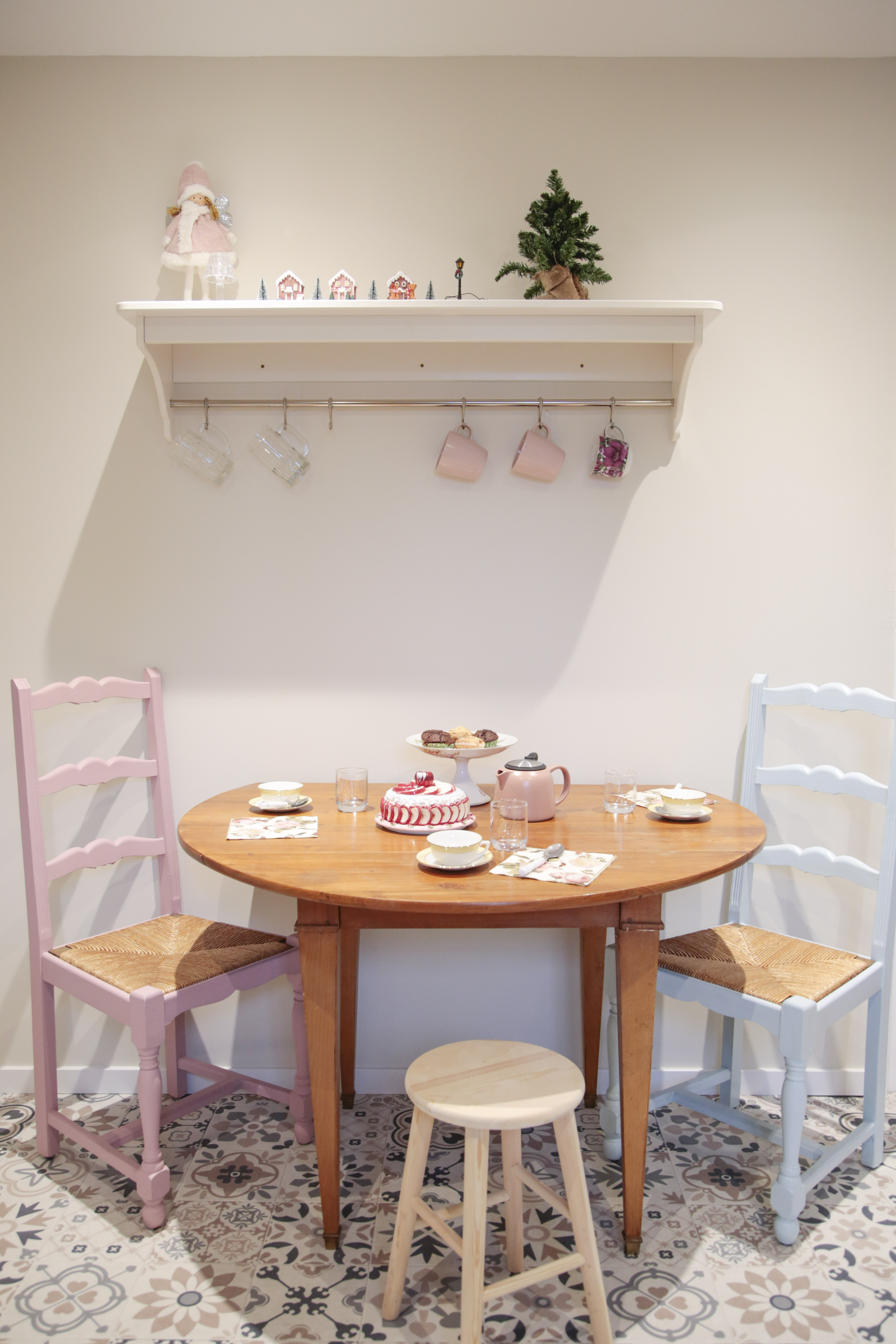 Coin repas du gîte L'Hortensia avec chaises roses