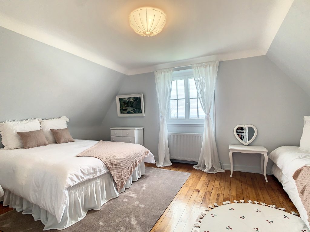 Chambre sous les combles du gîte L'Iris
